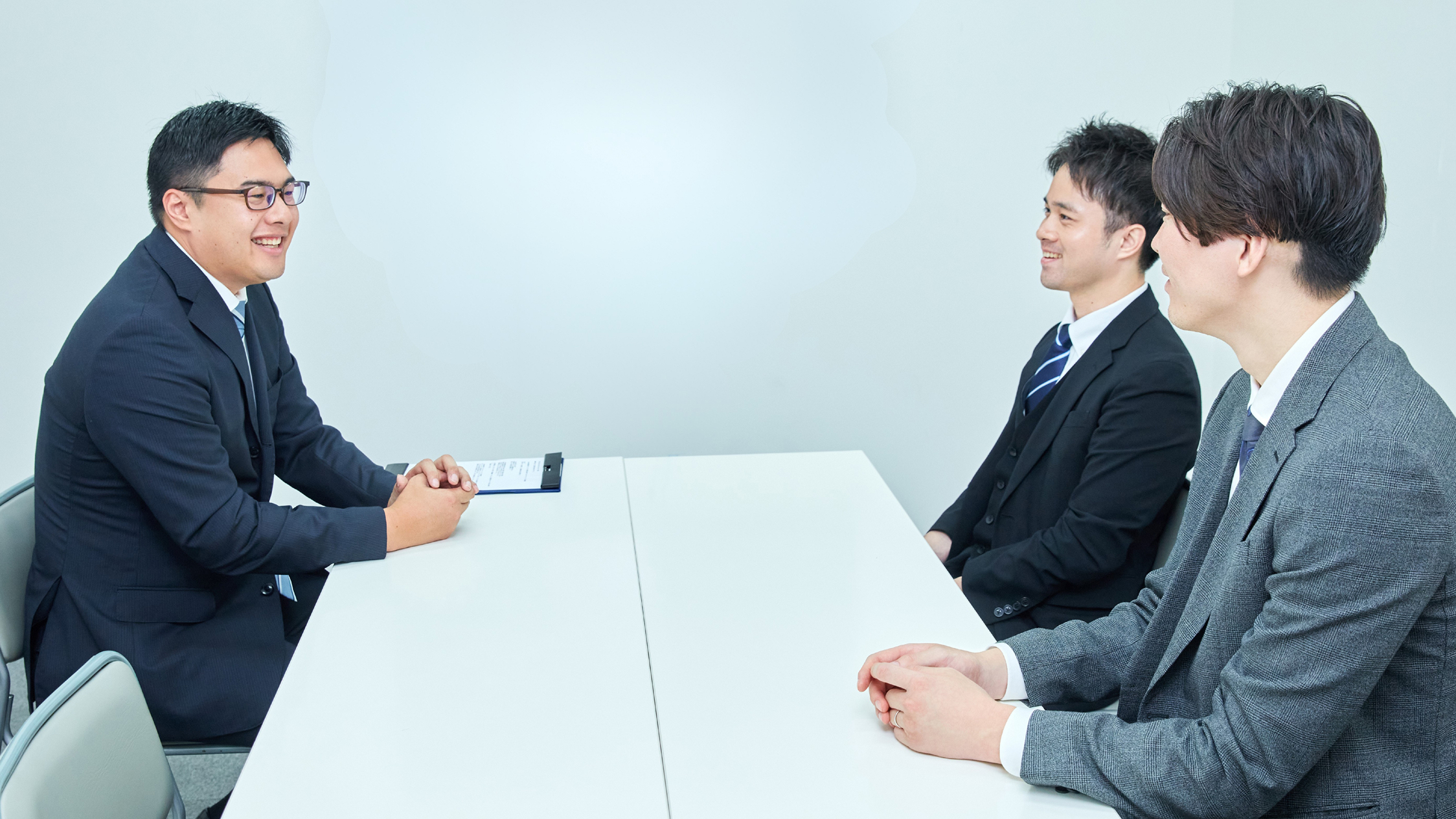 インタビュー中の写真