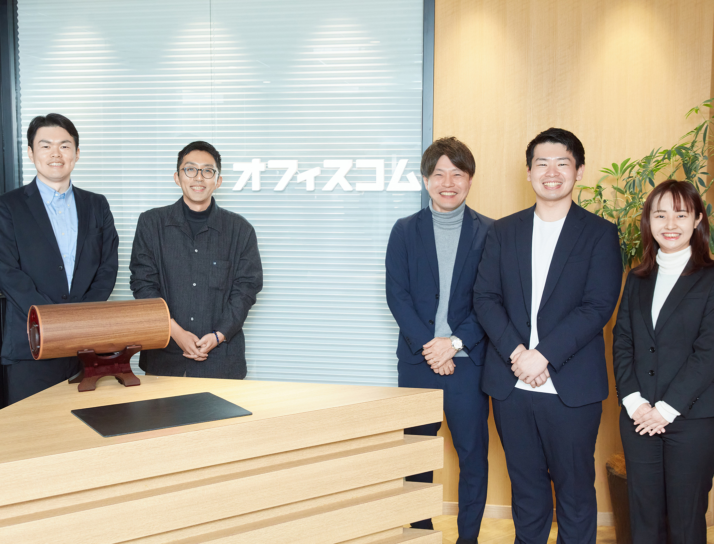 オフィスコム株式会社様とSpeee担当者の集合写真