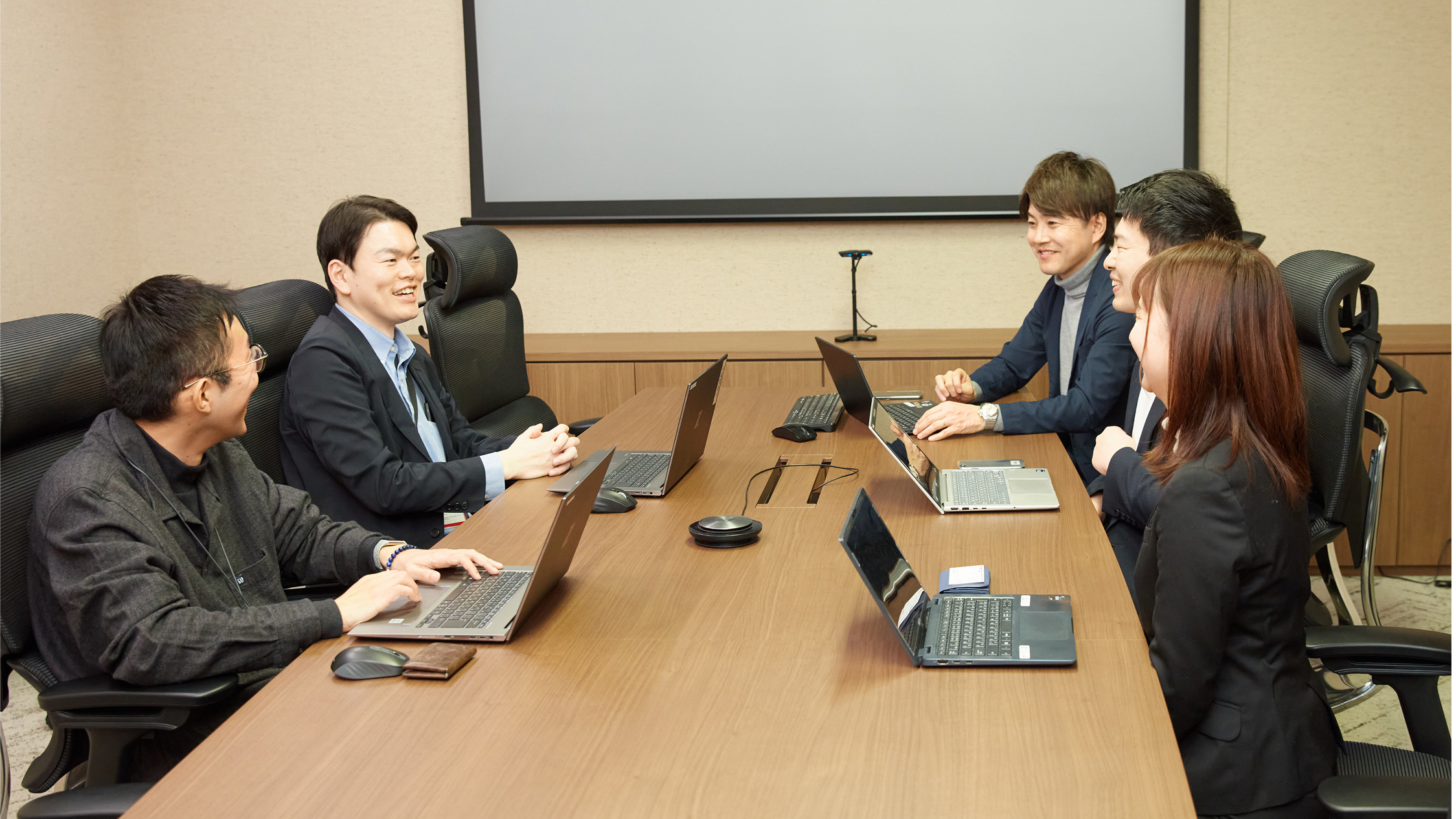 インタビュー中の写真